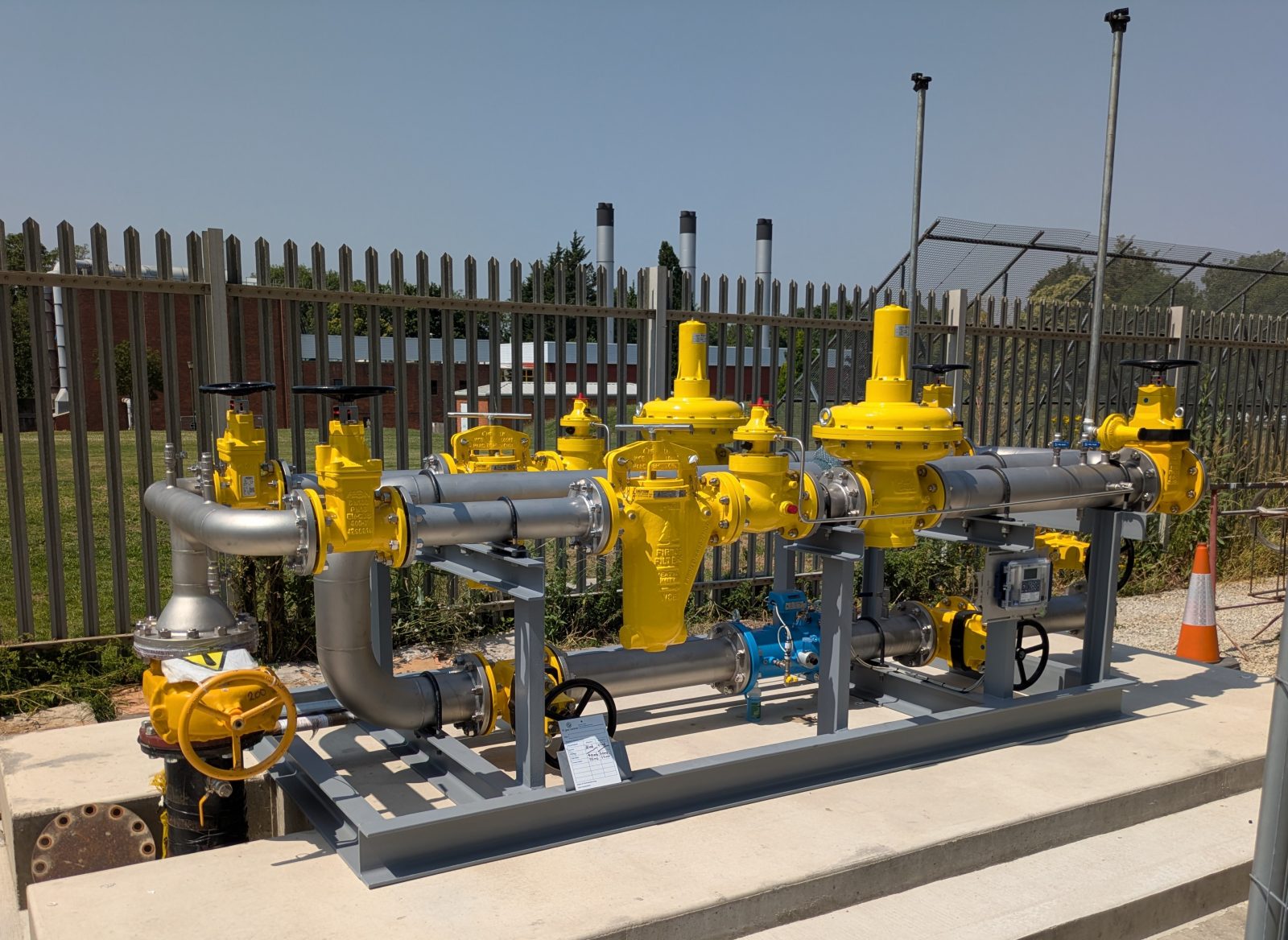 Pressure reduction and metering station